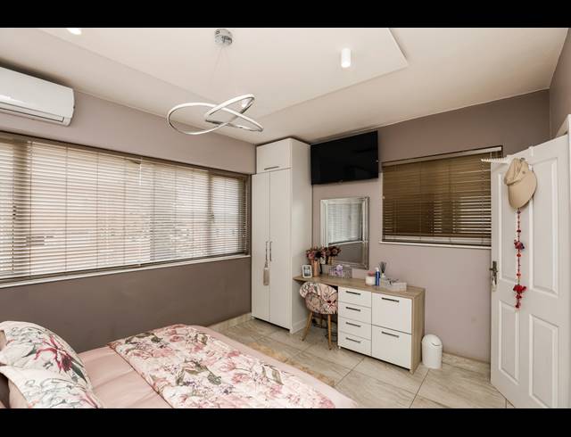 1.5 BEDROOM APARTMENT FOR SALE IN GLENWOOD